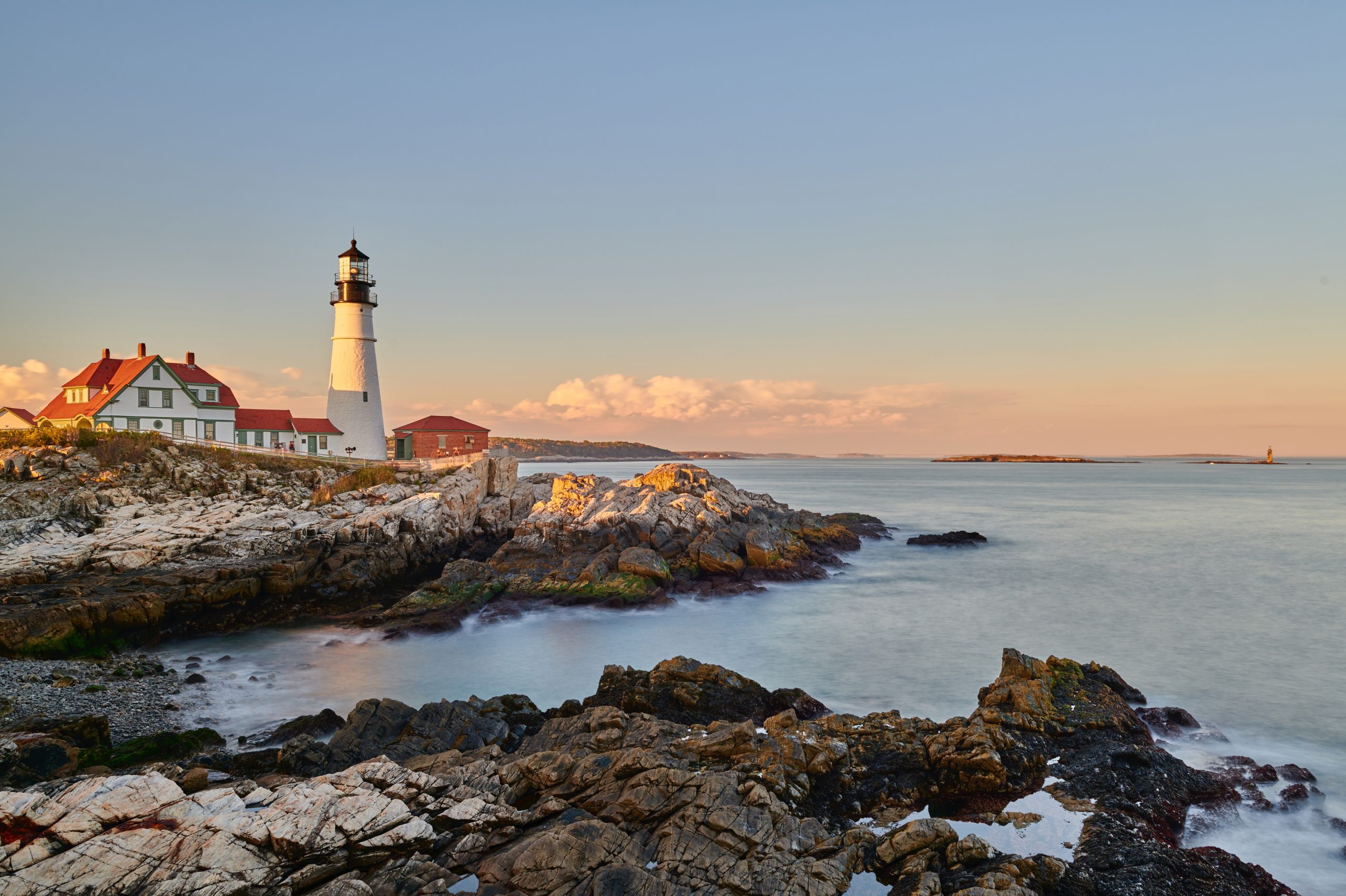 Scenic Portland Head Lighthouse in Cape Elizabeth symbolizing Maine’s coastal lifestyle and EEG tech career opportunities